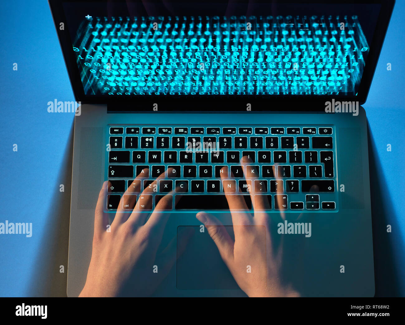 Le mani di codifica hacker virus sul computer portatile Foto Stock