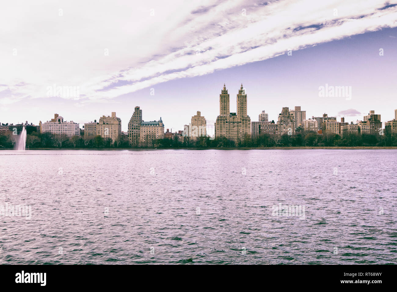 Stati Uniti d'America, New York Manhattan, Central Park, Jaqueline Kennedy Onassis serbatoio e San Remo building Foto Stock