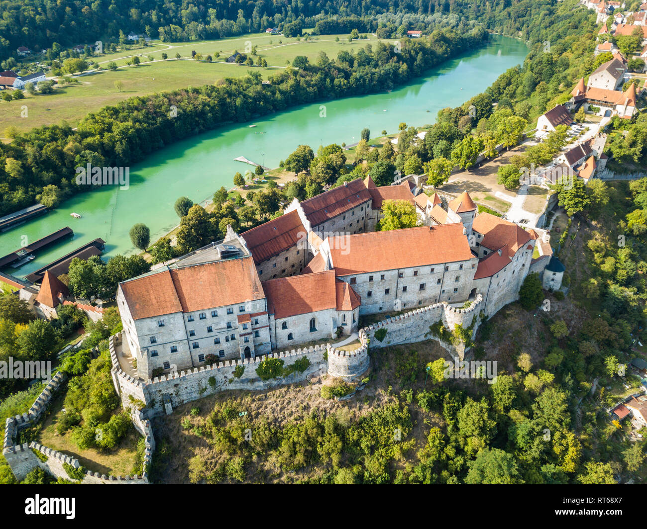 In Germania, in Baviera, Burghausen, vista città della città vecchia e del castello, il fiume Salzach Foto Stock