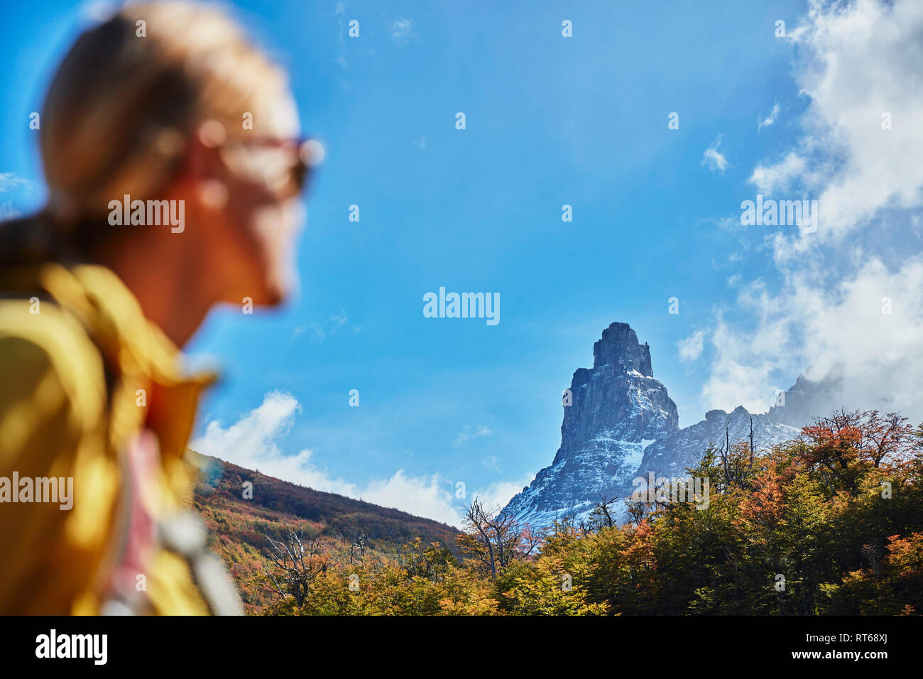 Il Cile, Cerro Castillo, donna su un viaggio escursionistico guardando alla cima della montagna Foto Stock