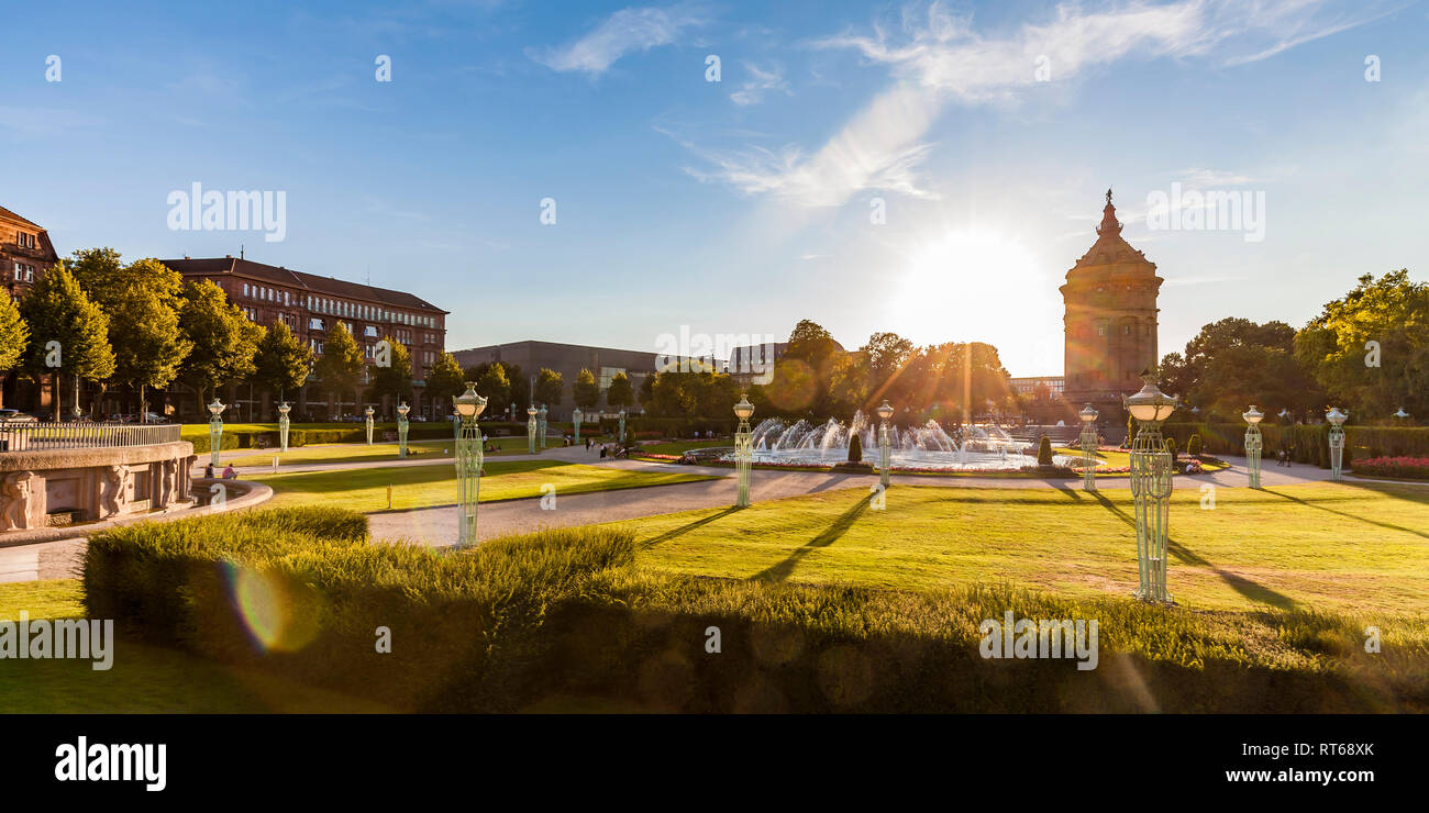 Germania, Mannheim, Friedrichsplatz con fontana e water tower a luce posteriore Foto Stock