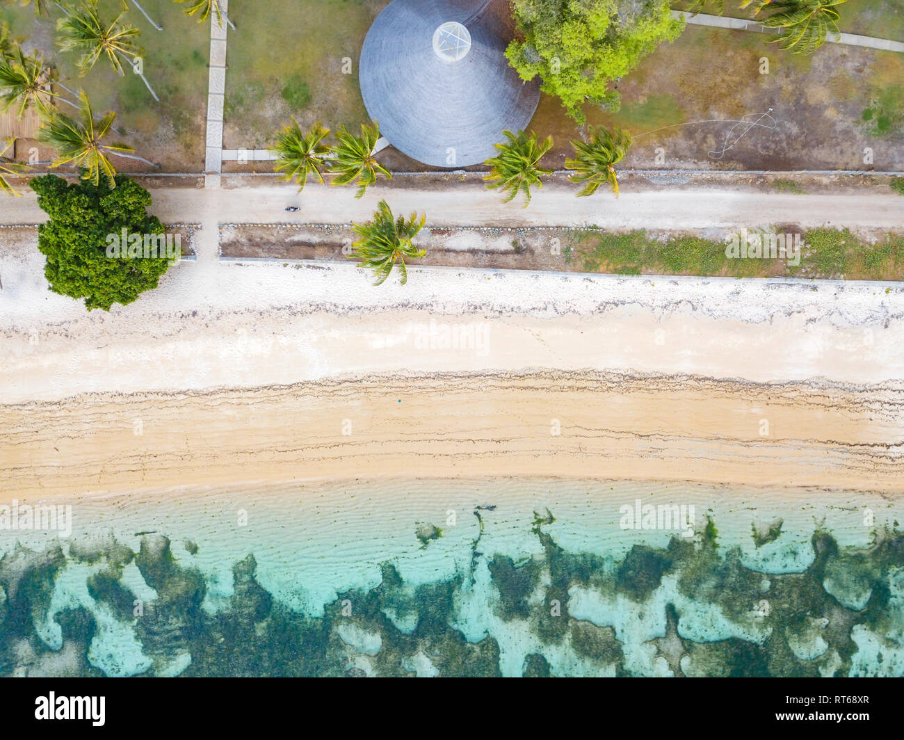 Indonesia, West Sumbawa, vista aerea di Kertasari, la spiaggia e il rifugio dal di sopra Foto Stock