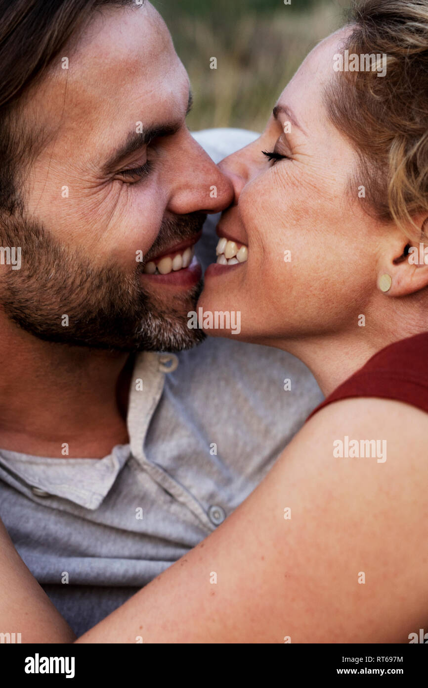 Affettuosa giovane baciare in natura Foto Stock