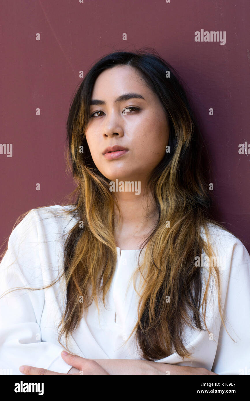 Ritratto di giovane donna che indossa camicia bianca Foto Stock