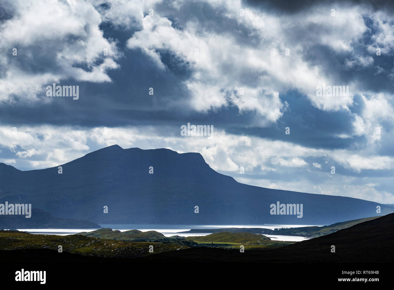 Regno Unito, Scozia, Highland scozzesi, Sutherland, Ullapool, light e Cul Mor mountain in background Foto Stock