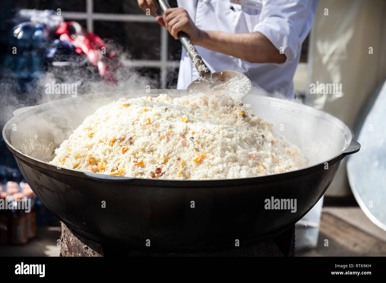 Pentola grande con il plov nazionale cibo Kazako sulla strada di Almaty Nauryz durante il festival in Kazakistan Foto Stock