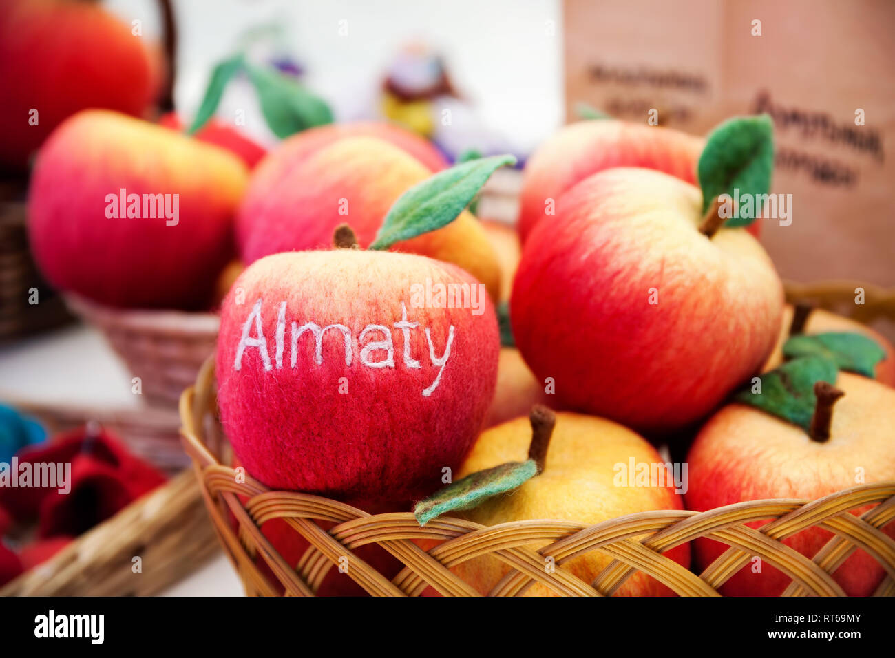 Red apple dal feltro con testo città Almaty al mercato in Kazakistan Foto Stock