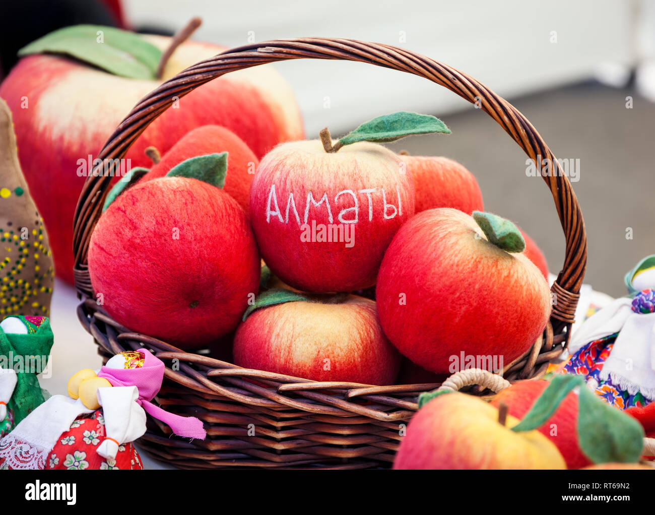 Red apple dal feltro con testo città Almaty al mercato in Kazakistan Foto Stock