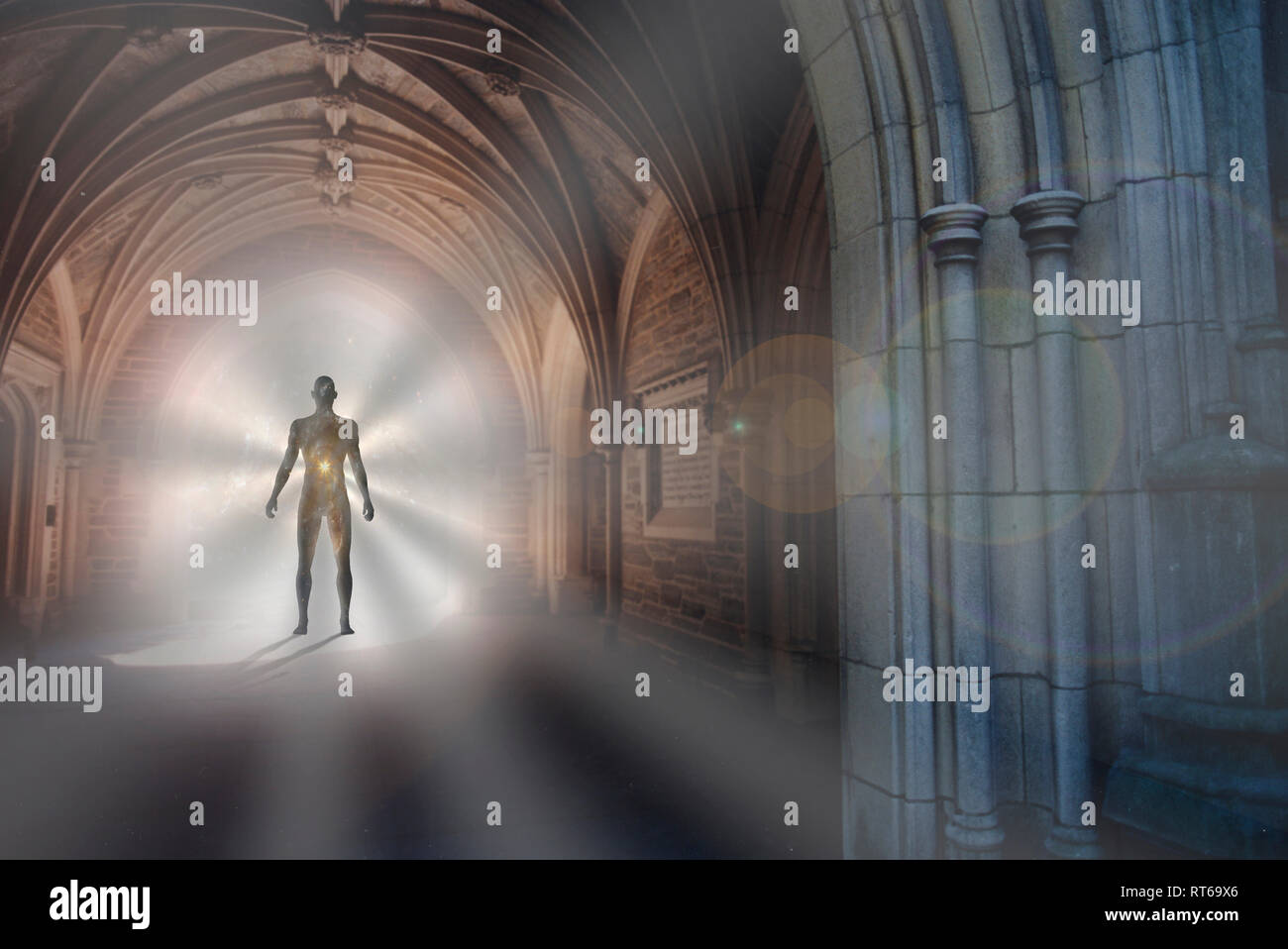 Sagoma umana sta nell arco gotico con la luce che illumina il cammino Foto  stock - Alamy