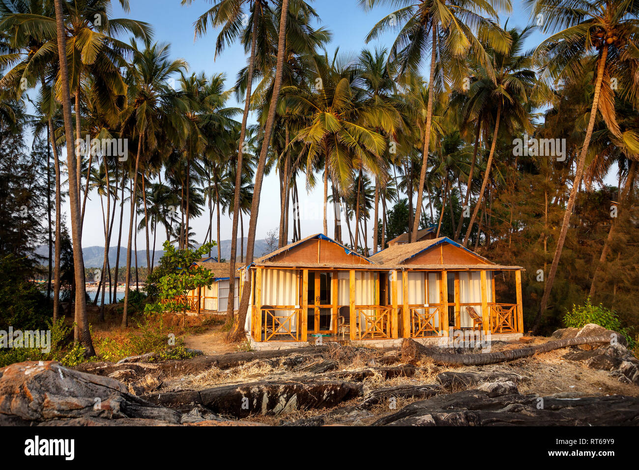 Tropical hotel sulla spiaggia con balcone e palme in Goa, India Foto Stock