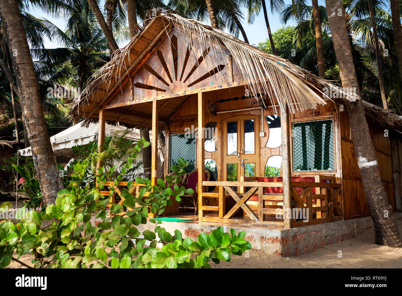 Cottage tropicale sulla spiaggia con balcone e palme in Goa, India Foto Stock