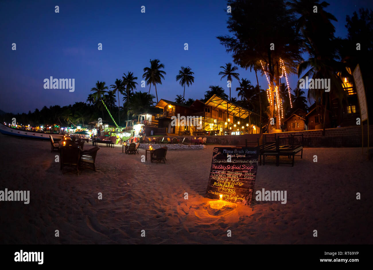 Romantica spiaggia con ristorante e menu con illuminazione a candela a notte a Palolem in Goa, India Foto Stock