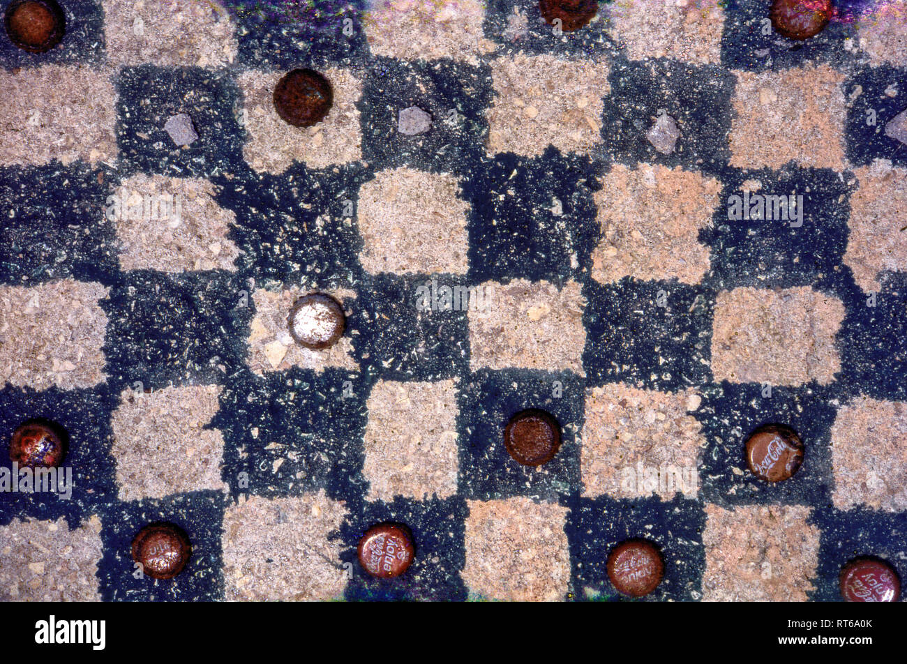 Una variante del popolare gioco di Bao Kiswahili dipinta su un pavimento in cemento del rovinato Mtoni Palace vicino a Stone Town e utilizzando la Coca Cola e dallo spirito Foto Stock