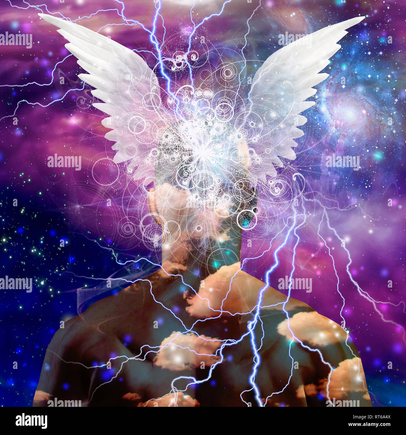 Angel Wings su un uomo di testa, sfondo stellato. Foto Stock