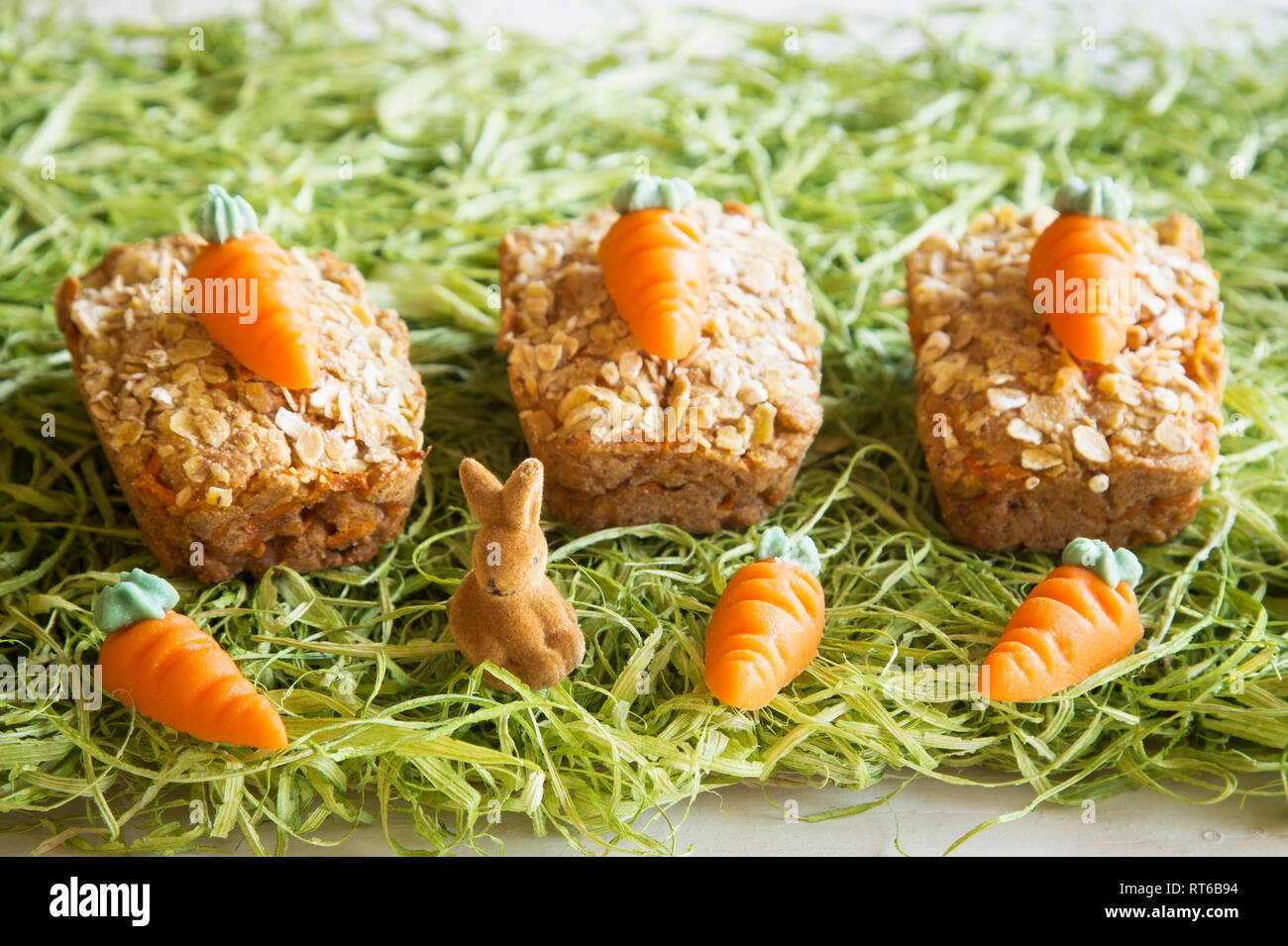 Tre mini le torte di carote con carote di marzapane e decorazione di Pasqua Foto Stock