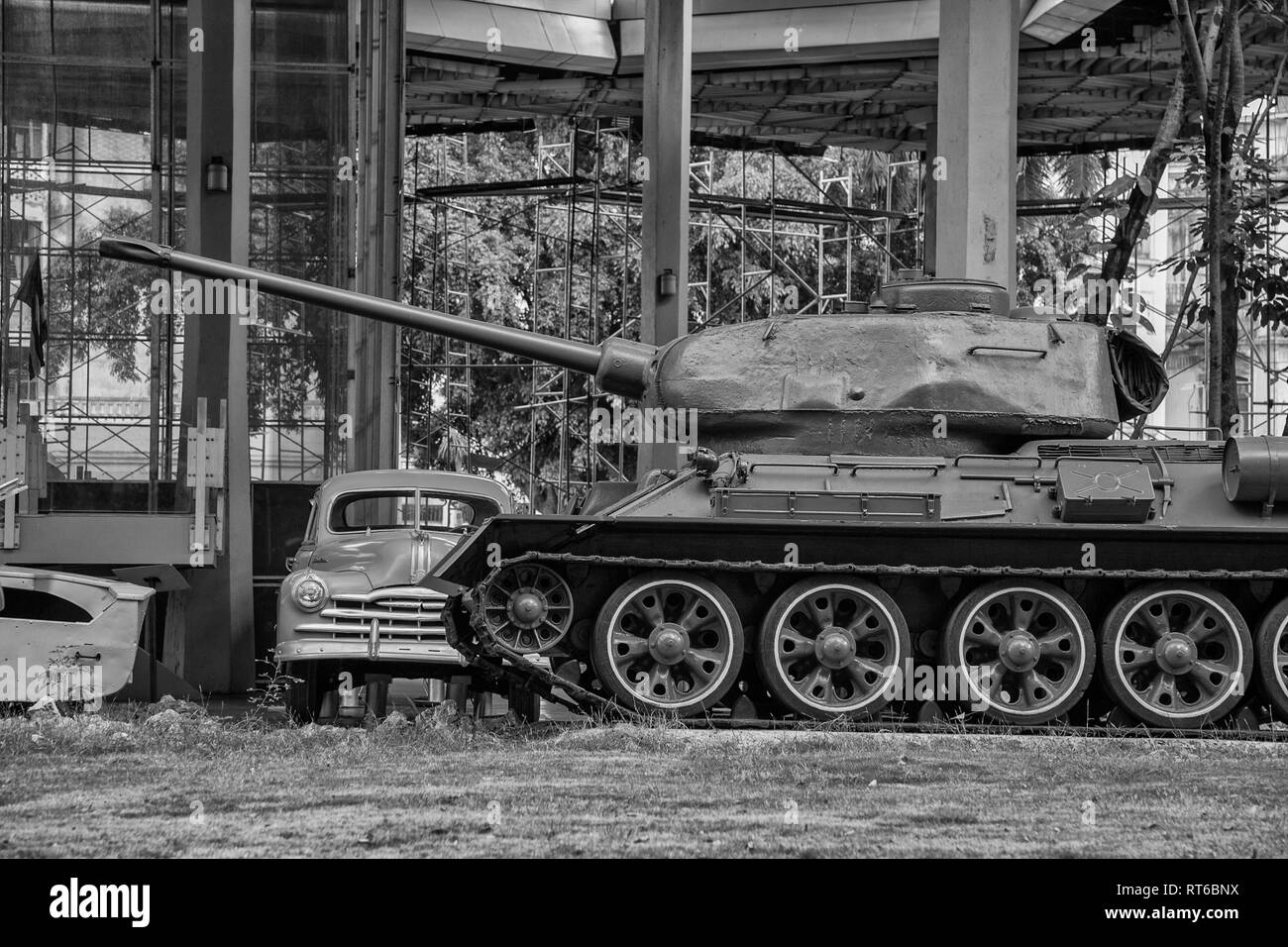 L'Avana, Cuba - 06 Gennaio 2013: le strade di La Habana, molto vecchie automobili americane sulle strade e con un vecchio serbatoio russo t 34, t34 Foto Stock