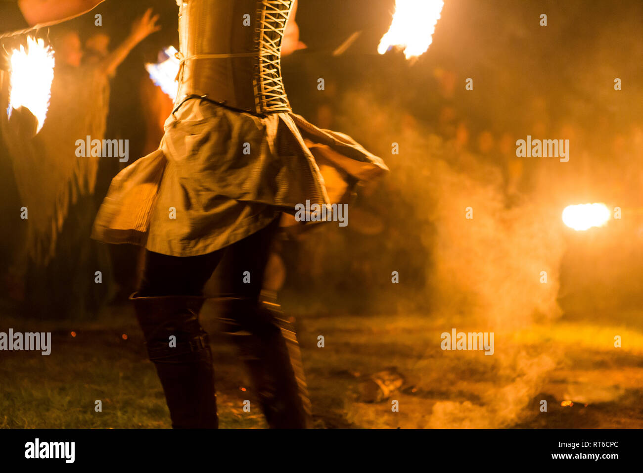 Fire danzatrice presso Beltane Fire Festival, Sussex, Regno Unito Foto Stock