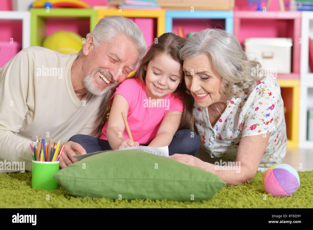 Ritratto di nonni disegno con la loro nipotina Foto Stock