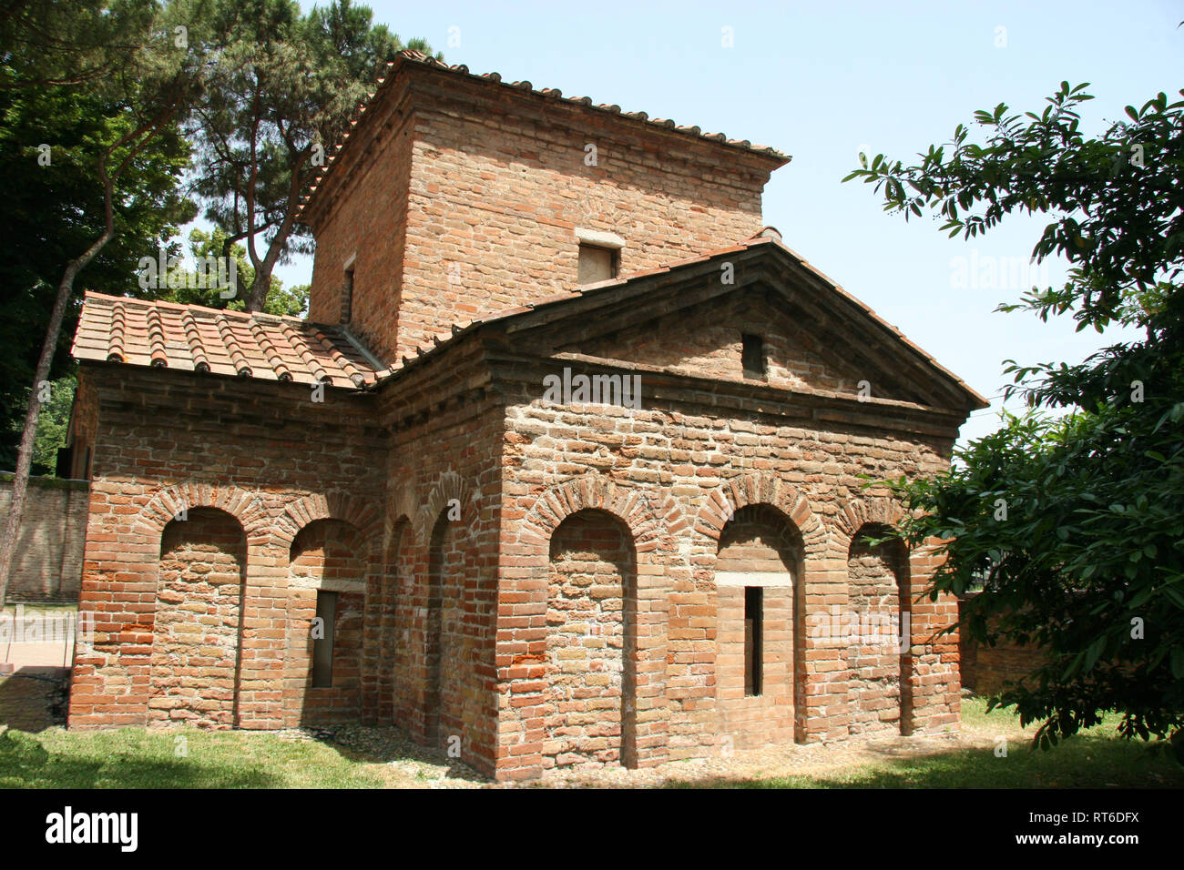 L'Italia. Ravenna. Mausoleo di Galla Placidia. Edificio di epoca romana.425-430. Esterno. Foto Stock