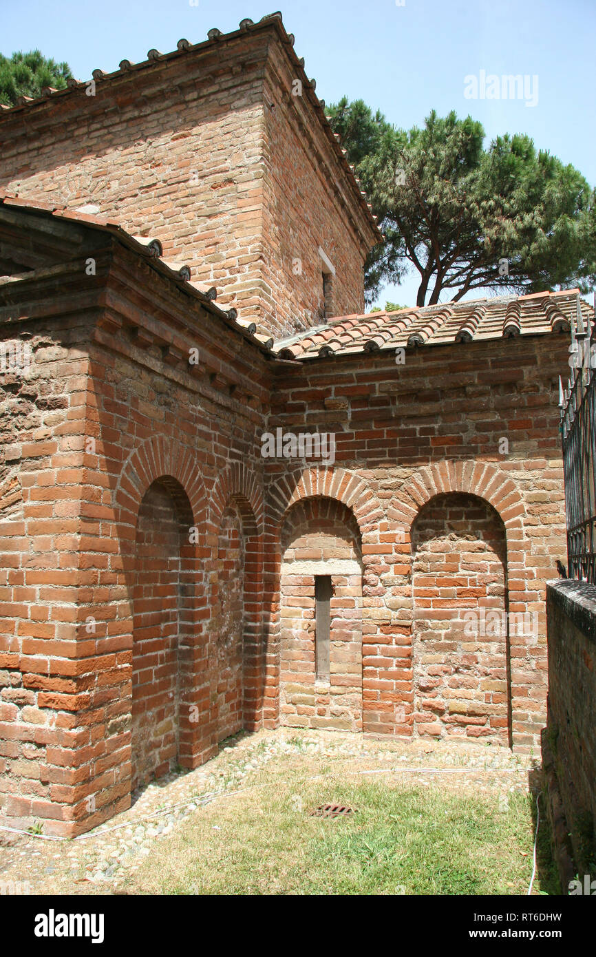 L'Italia. Ravenna. Mausoleo di Galla Placidia. Edificio di epoca romana.425-430. Esterno. Foto Stock