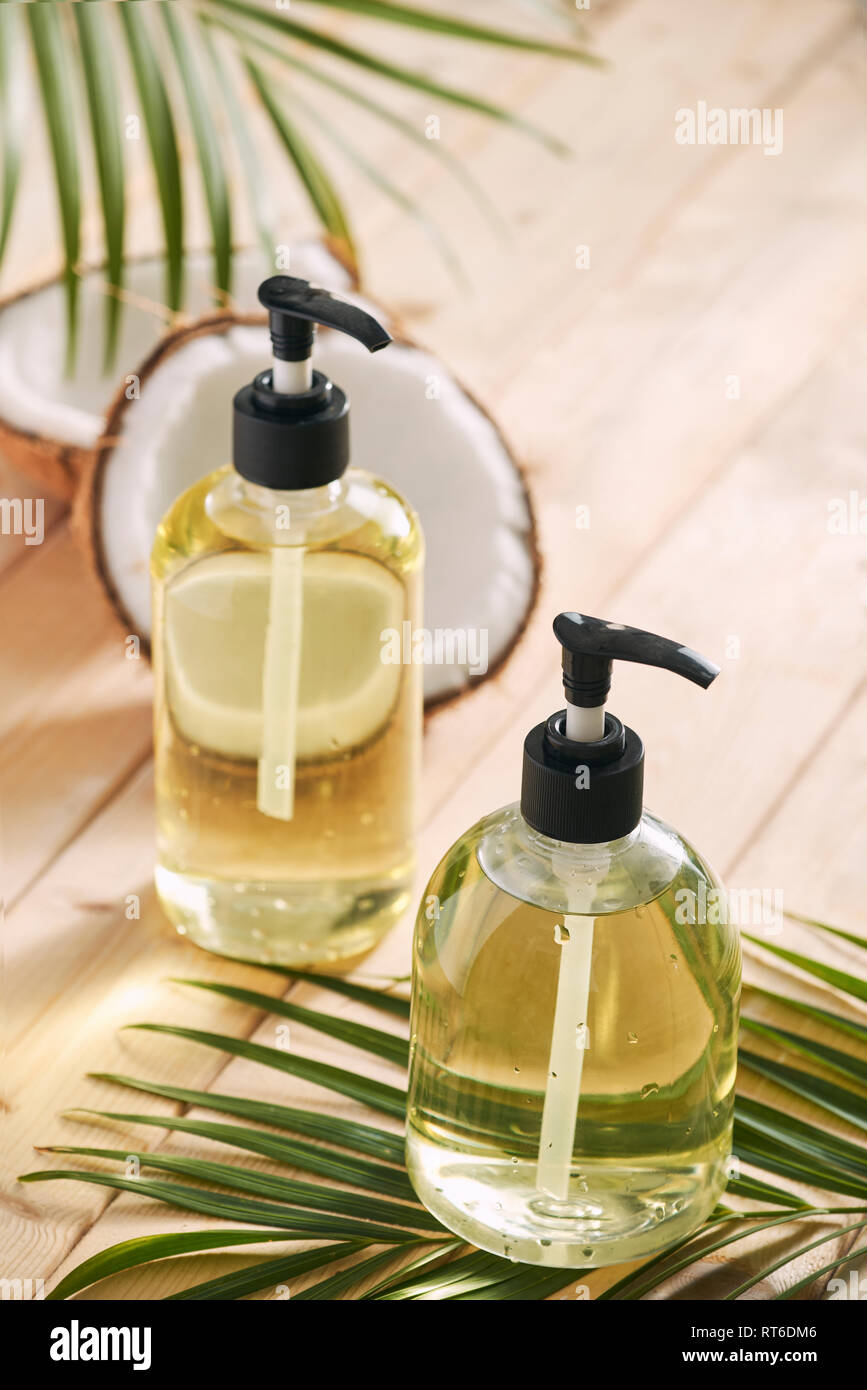 Cosmetici fatti in casa da olio di noce di cocco e Limone acido. In casa il sapone e lo shampoo. Cosmetici biologici. Eco Friendly e organico. Procedura di bellezza. Spa e welln Foto Stock