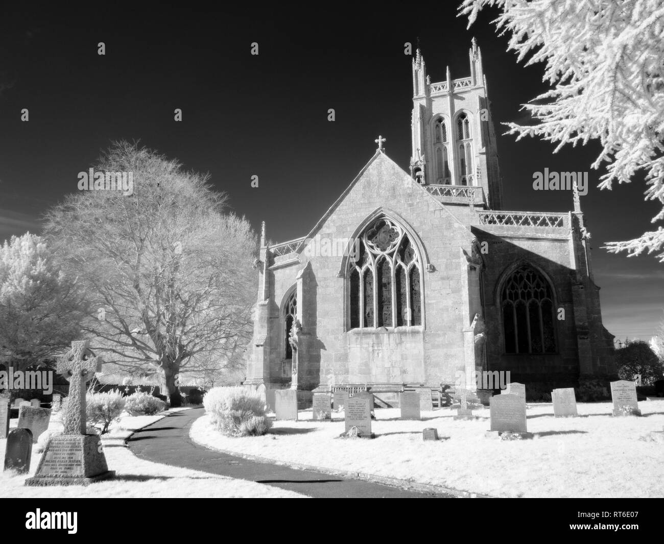 Monocromatico a infrarossi della Chiesa di Tutti i Santi nel nord Somerset villaggio di Wrington, Inghilterra. Foto Stock