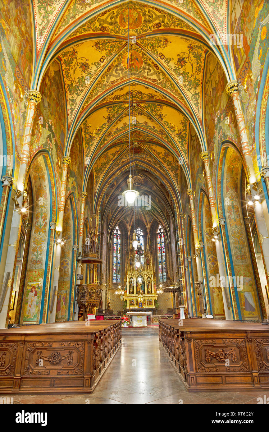 Praga, Repubblica Ceca - 12 ottobre 2018: la navata della chiesa Bazilika svatého Petra a Pavla na Vyšehrade. Foto Stock