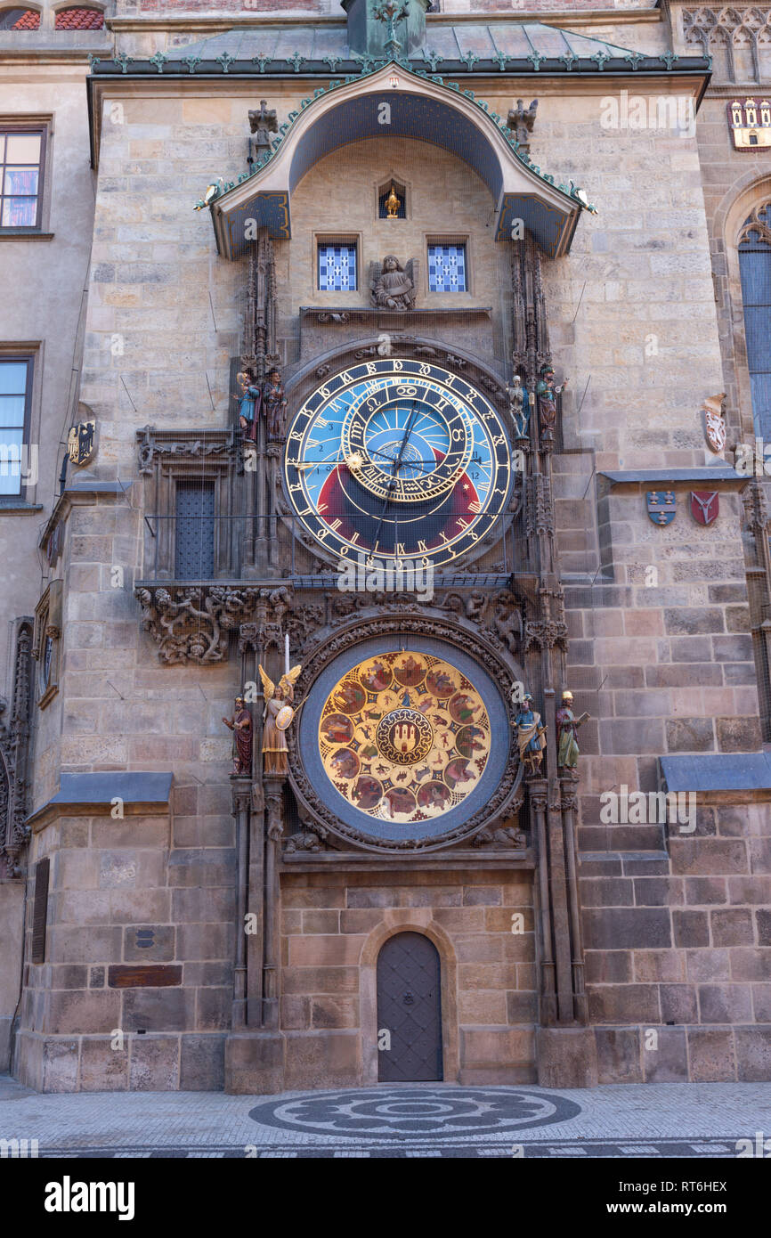 Prauge - l'Orloj - Orologio da torre del municipio della Città Vecchia e piazza Staroměstské. Foto Stock