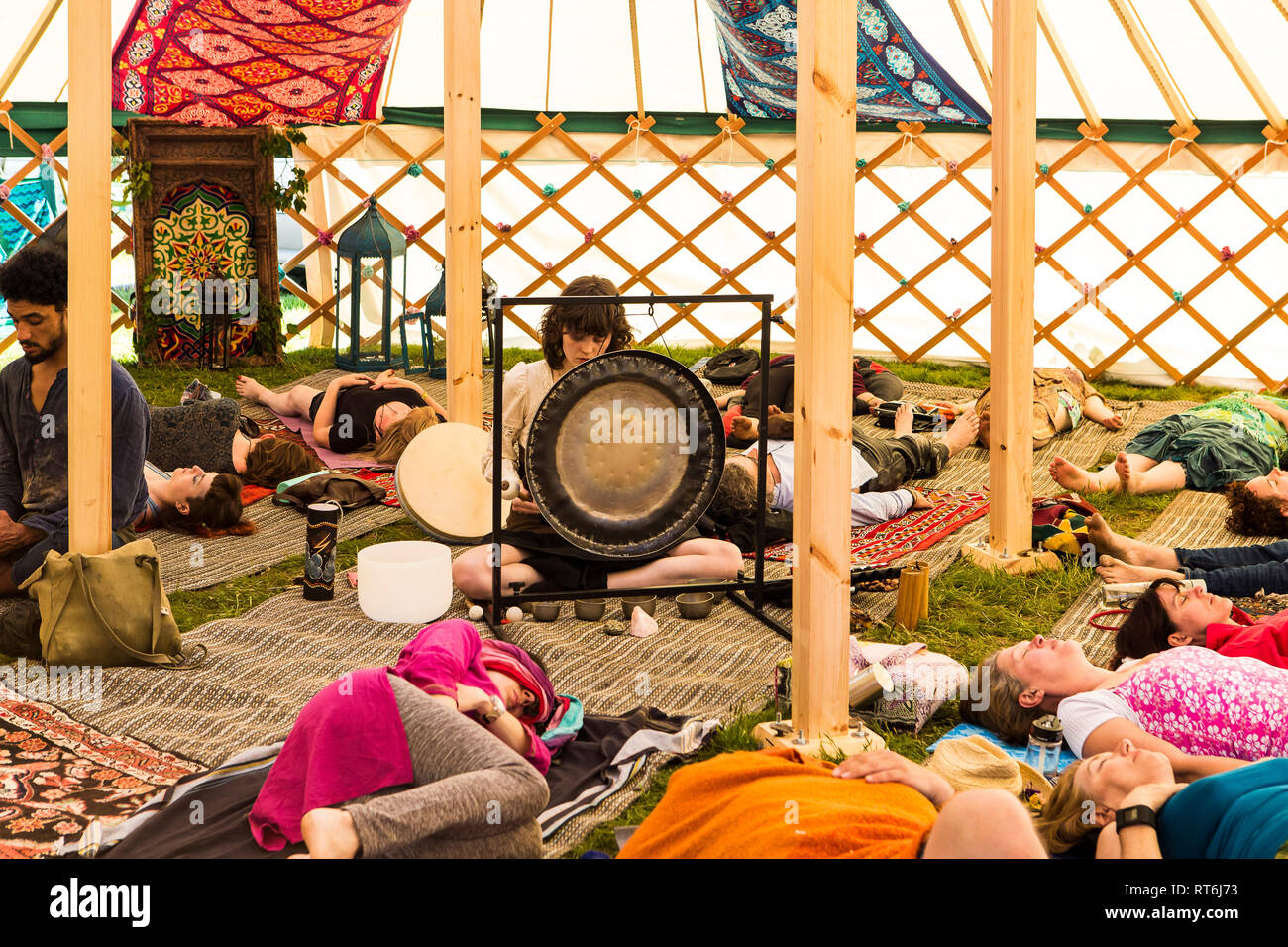 Il Gong bagno a Beltane Fire Festival, Sussex, Regno Unito Foto Stock