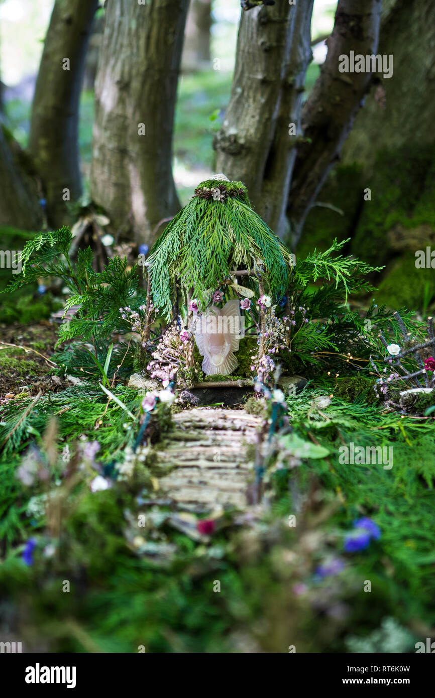 Miniatura fairy woodland garden workshop presso Beltane Fire Festival, Sussex, Regno Unito Foto Stock