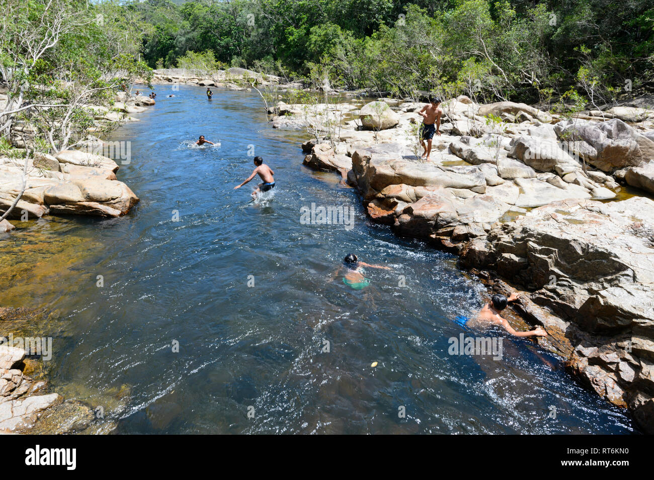 I bambini aborigeni nuotare e divertirsi nel fiume Annan vicino a Cooktown, estremo Nord Queensland, QLD, FNQ, Australia Foto Stock