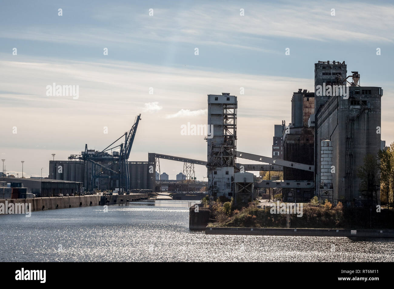 MONTREAL, Canada - 4 Novembre 2018: degradate e abbandonate complesso di Montreal silos per la farina e silo #5, un simbolo dell'ex rivoluzione industriale p Foto Stock