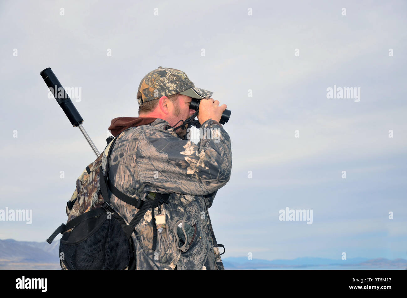 Hunter cercando Himalayan tahr nelle Alpi del Sud della Nuova Zelanda Foto Stock