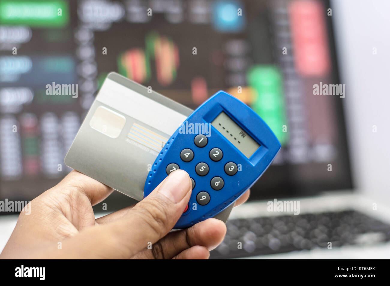 Mano che tiene il telefono e internet security key e carta bancomat con monitor mostra transazione internet come sfondo, internet sicurezza transazione denaro Foto Stock