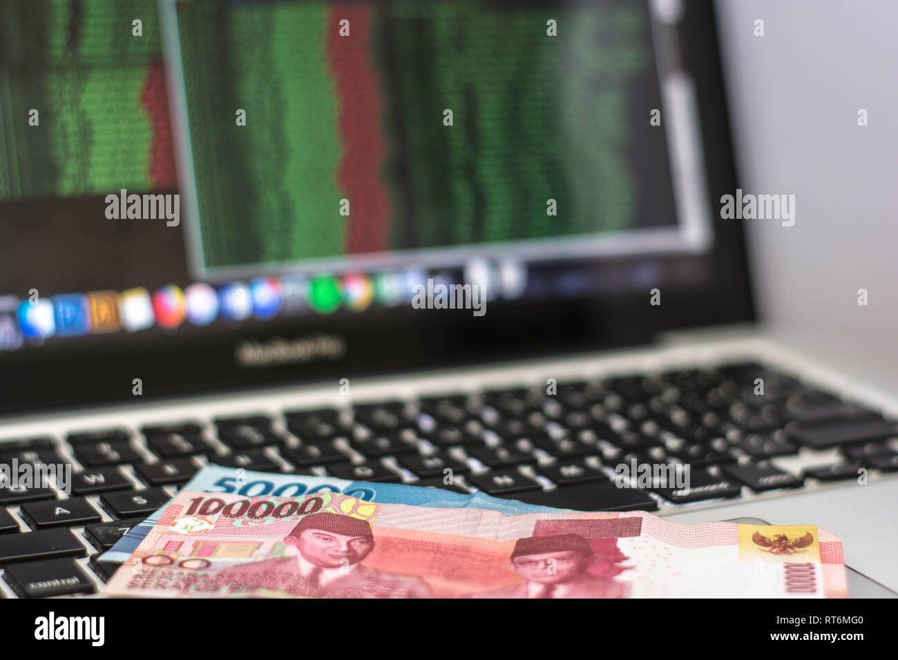 Rupiah denaro con il monitor mostra programma hacking, online concetto di denaro, Foto Stock