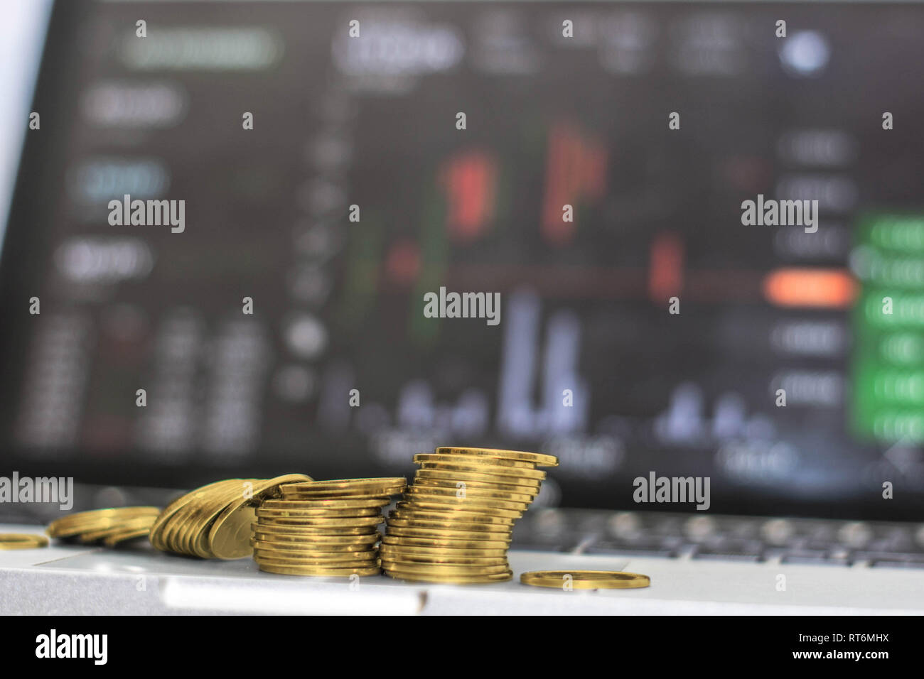 Moneta in oro, bitcoin, e stock trading foto illustrazione Foto Stock