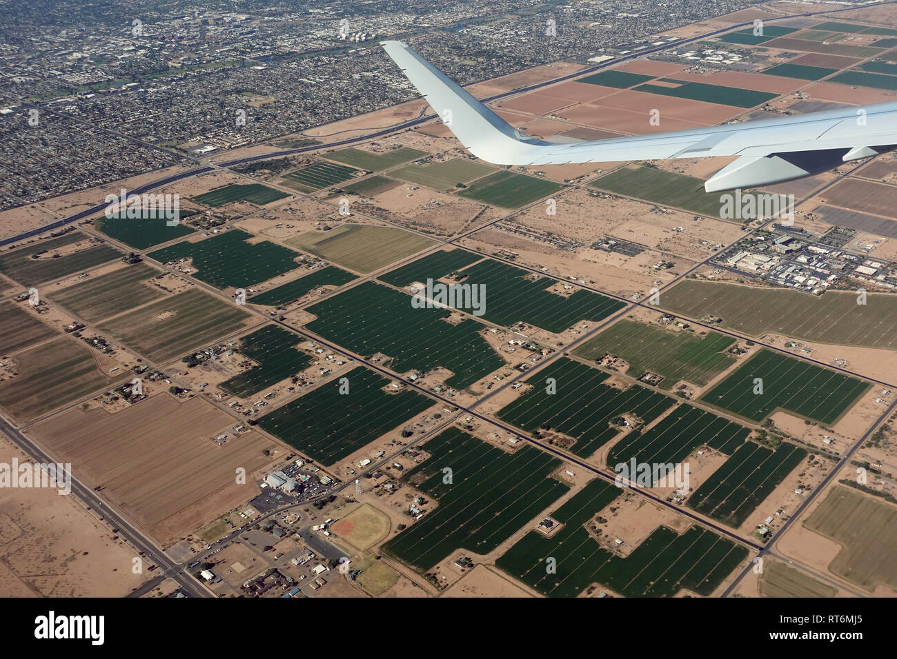 Una vista da 10.000 piedi guardando fuori dalla finestra di un aereo. Foto Stock