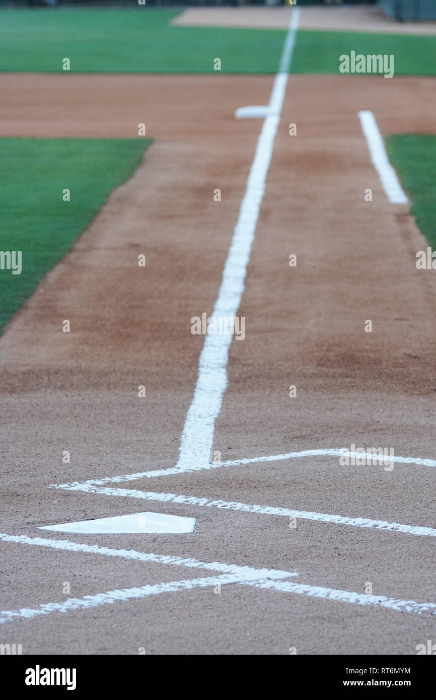 Una vista dalla piastra iniziale verso il basso della prima linea di base su un campo da baseball Foto Stock