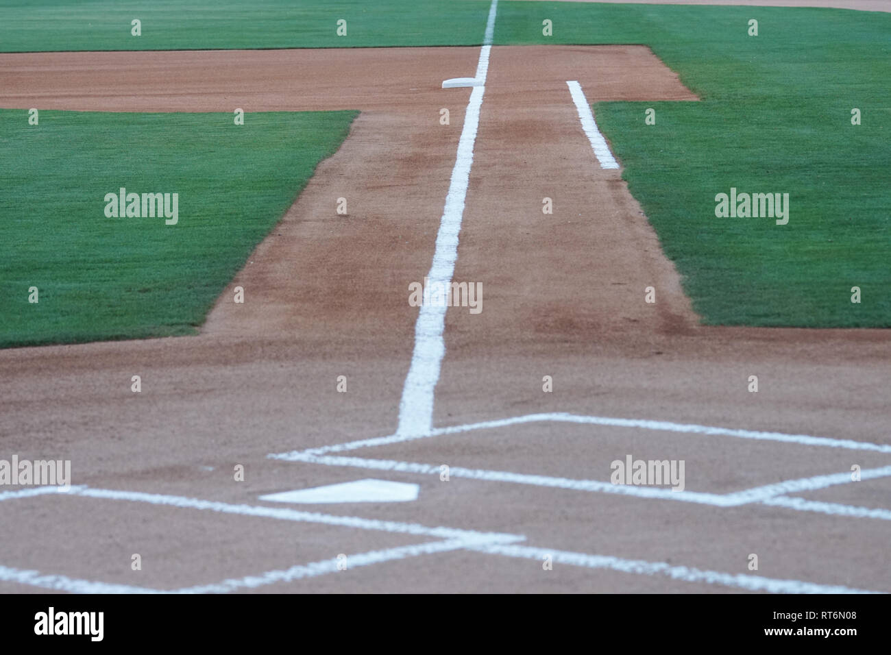 Una vista dalla piastra iniziale verso il basso della prima linea di base su un campo da baseball Foto Stock