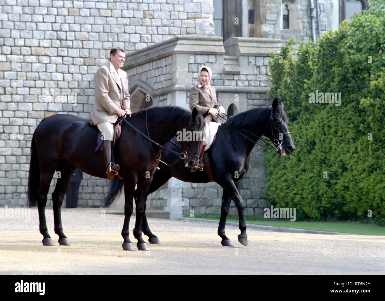 6/8/1982 Il Presidente Reagan e la Regina Elisabetta II a cavallo al Castello di Windsor in Inghilterra Foto Stock