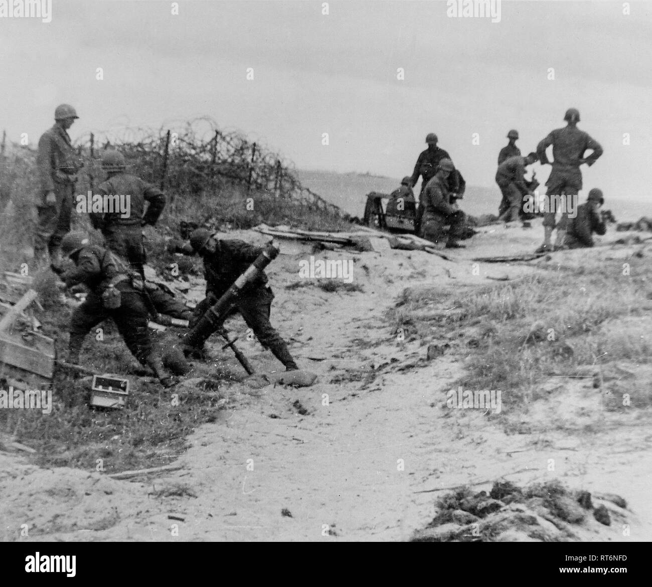 Un equipaggio di Malta sta indietro appena prima della cottura in una posizione nazista da qualche parte lungo la costa della Normandia, Francia. Foto Stock