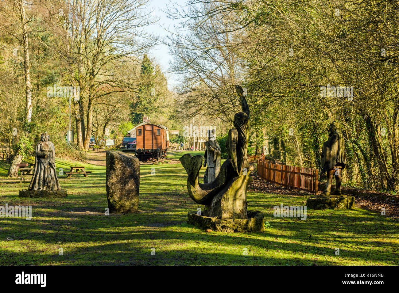 Le sculture di Welsh figure a Tintern Parva Stazione ferroviaria nella valle del Wye AONB. Questo è un delizioso picnic a fermare con le dotazioni e il cafe troppo. Foto Stock