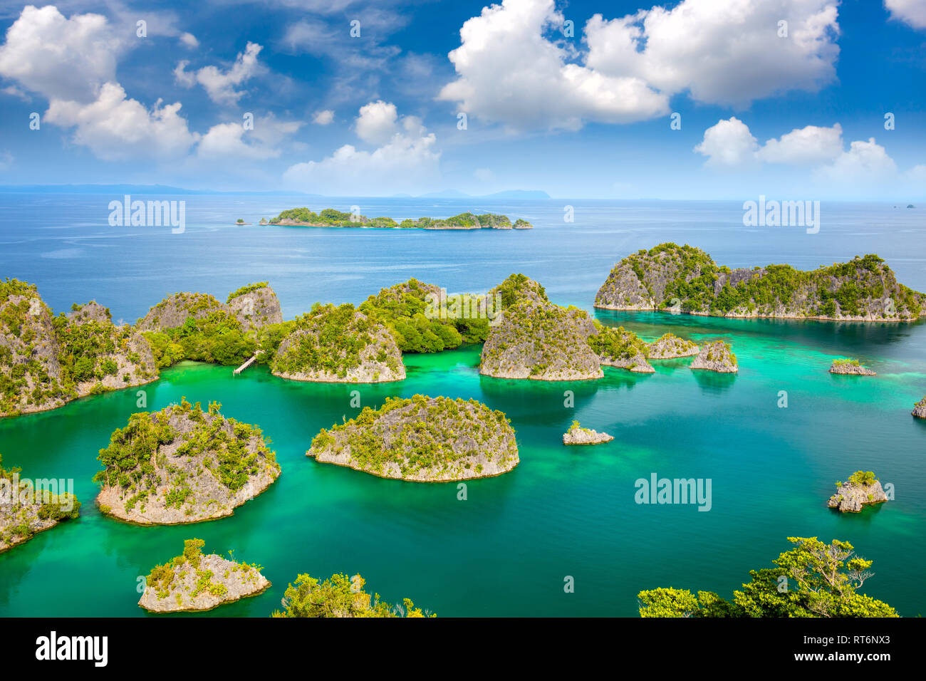 Vista aerea del paradiso isole nel mare turchese con isole di barriera corallina costiera, belle lagune. Indonesia Foto Stock