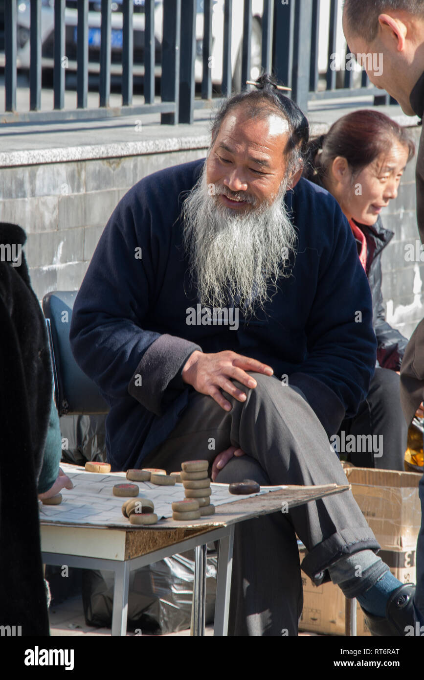Asia, Cina Pechino, uomo plaiyng scacchi Foto Stock