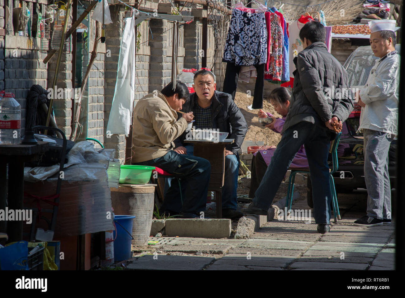 Asia, Cina Pechino, persone mangiare Foto Stock