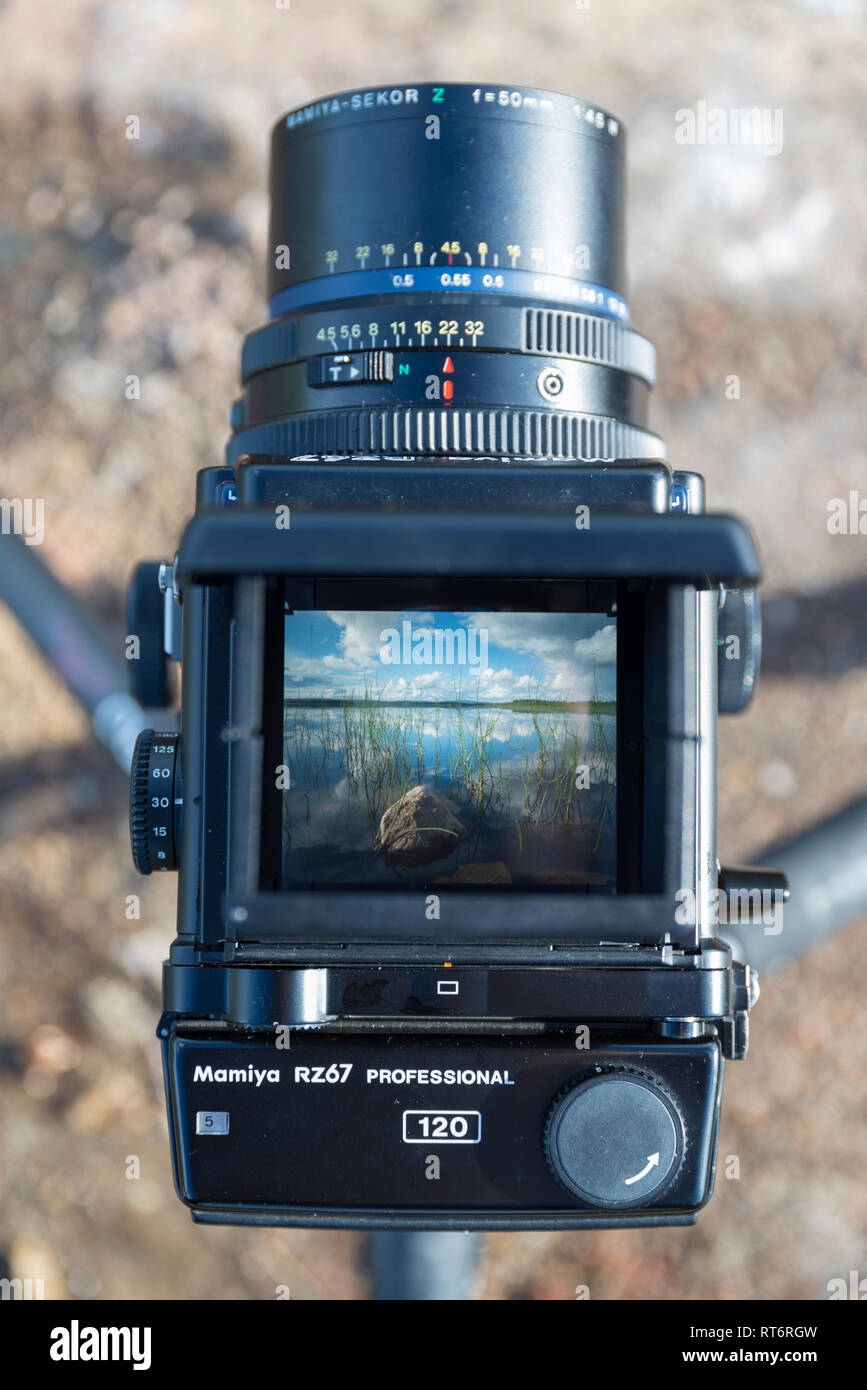 Guarda attraverso il mirino di Mamiya RZ67 medio formato fotocamera a pellicola. Foto Stock