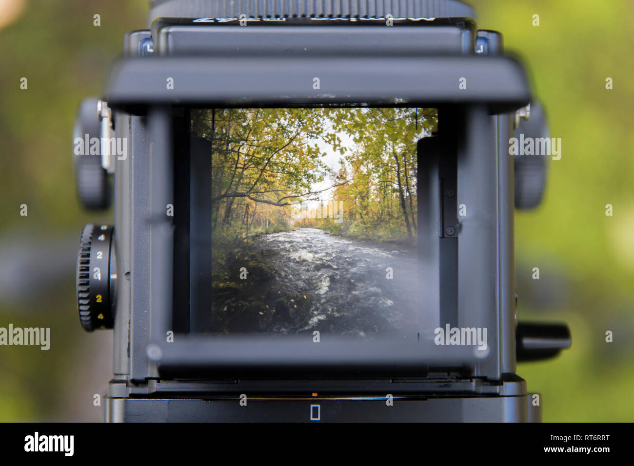 Guarda attraverso il mirino di Mamiya RZ67 medio formato fotocamera a pellicola. Foto Stock