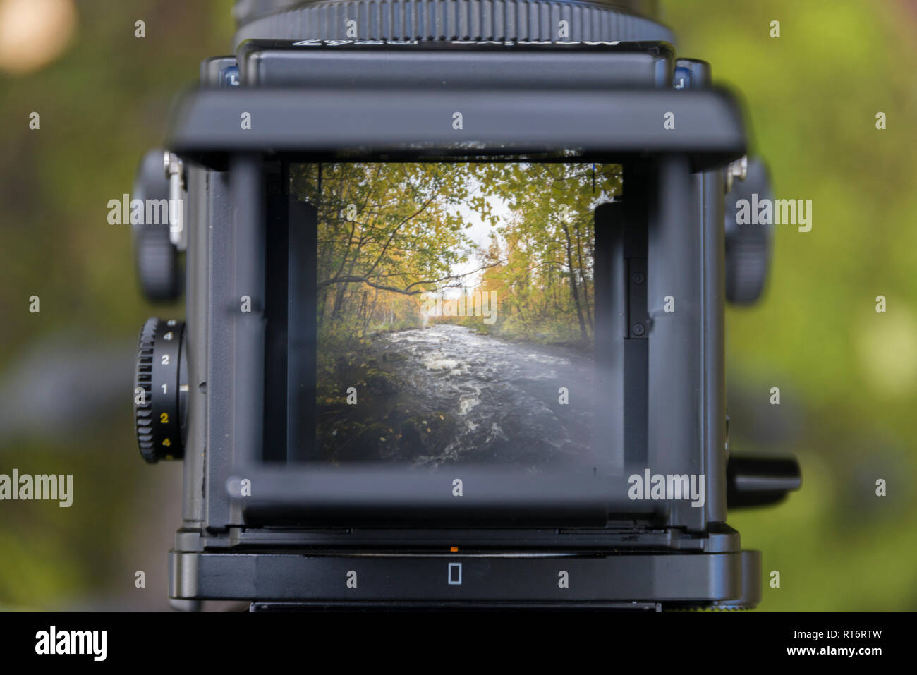 Guarda attraverso il mirino di Mamiya RZ67 medio formato fotocamera a pellicola. Foto Stock