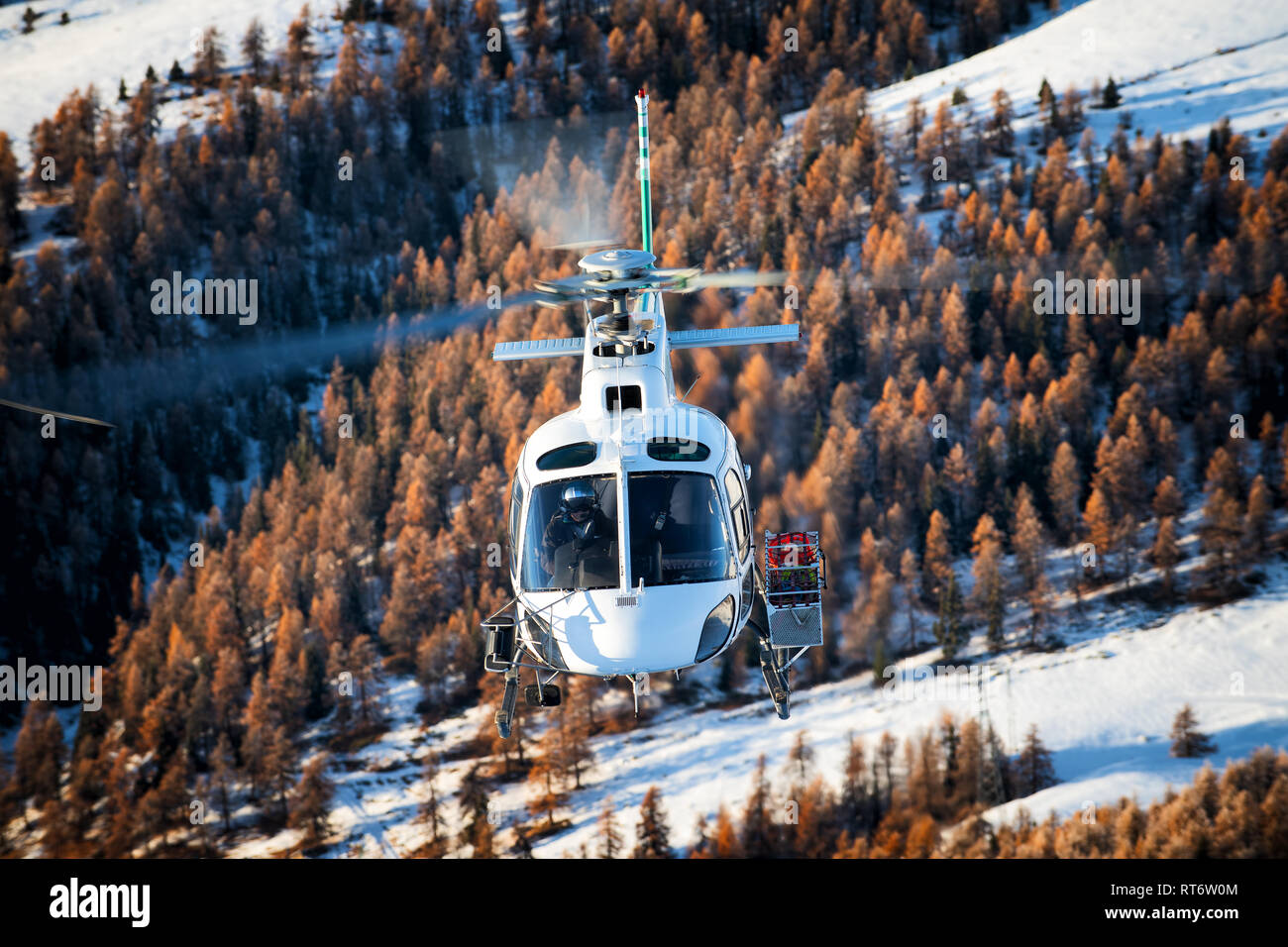 Come350 da AirGreen eseguendo lavori di utilità nelle Alpi italiane. Foto Stock