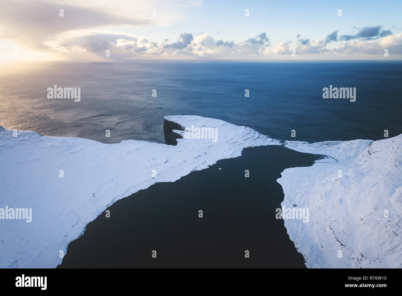 Antenna paesaggio delle isole Faerøer durante l'inverno. Foto Stock